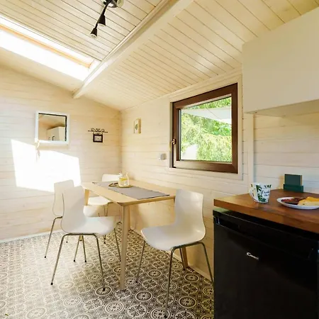 Letniskowy Nad Jeziorem Деревянный коттедж *