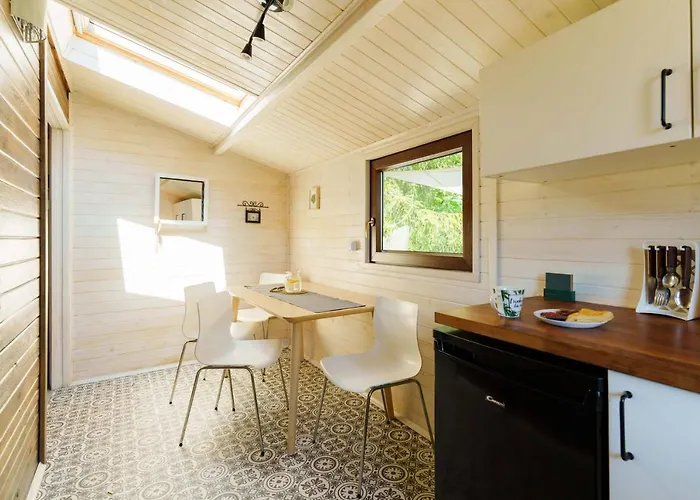 Letniskowy Nad Jeziorem Lodge *